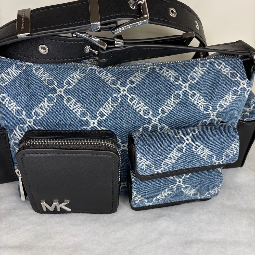 Michael Kors Dakota Medium Pocket Shoulder Bag - Picture 2 of 10